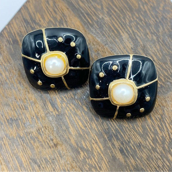 Vintage PCI earrings signed black enamel on gold tone square with faux pearl - Picture 3 of 9